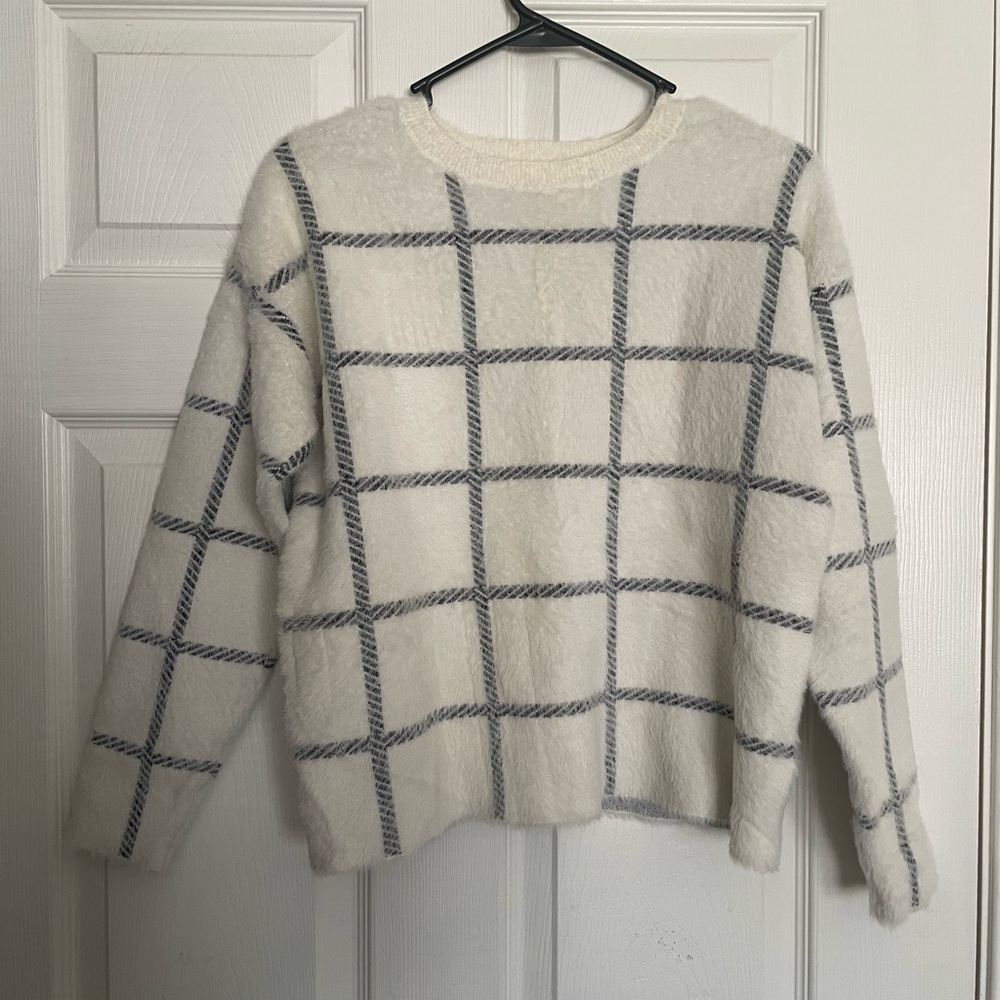 Cyrus White and Gray Grid Sweater size small great condition